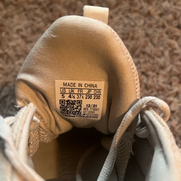 Yeezy 500 - Picture 7 of 7